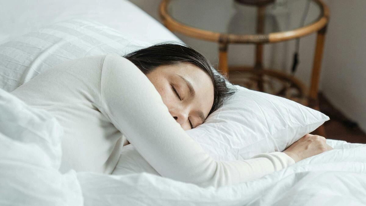 Có nên nhịn tiểu ban đêm để ngủ cố đến sáng?
