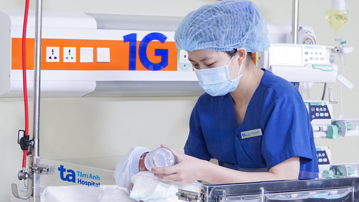 Bé sinh non 1,5 kg sốc nhiễm trùng do dính ruột