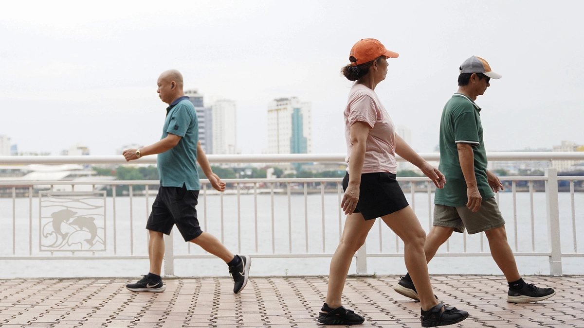 Có nên đi bộ ngay sau ăn để "tiêu cơm"?