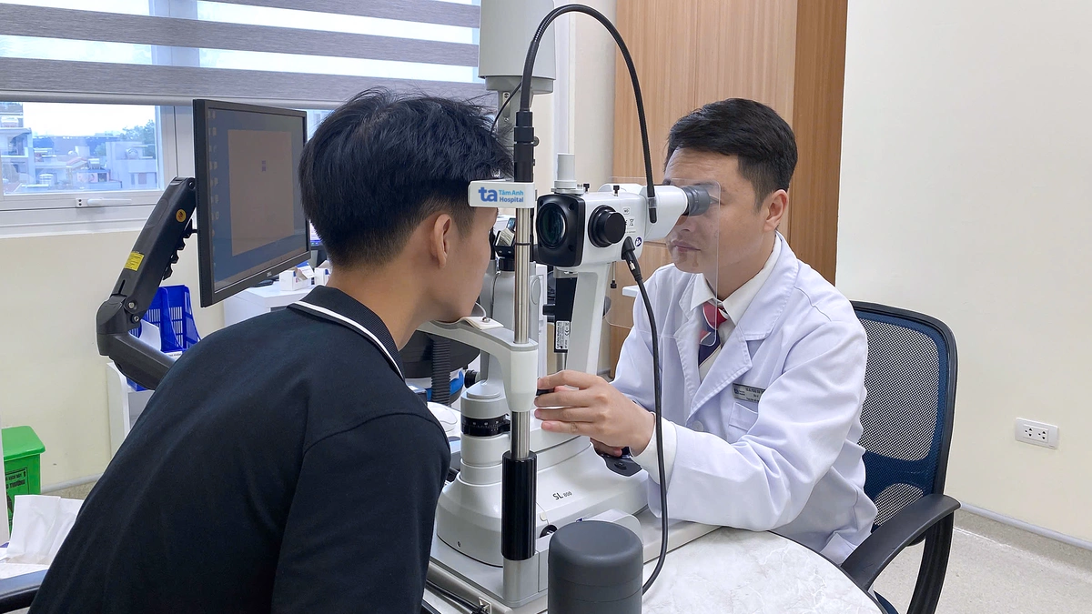 Viêm giác mạc nghi do nước hồ bơi