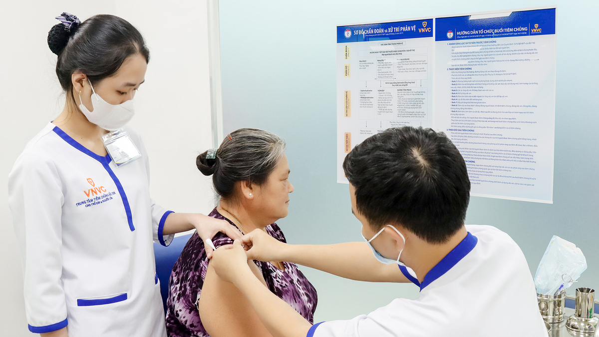 Lo mắc cúm gây đột quỵ, nhiều người cao tuổi tiêm vaccine