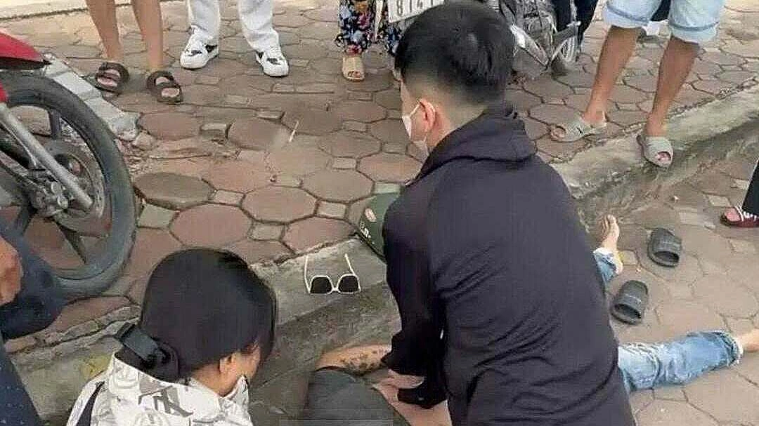 Chàng sinh viên y khoa ép tim cứu người bất tỉnh bên đường