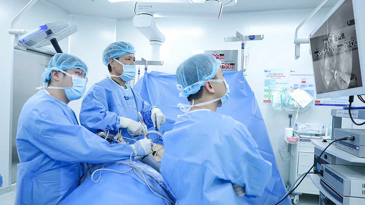 U to bằng quả bưởi xâm chiếm lồng ngực cô gái