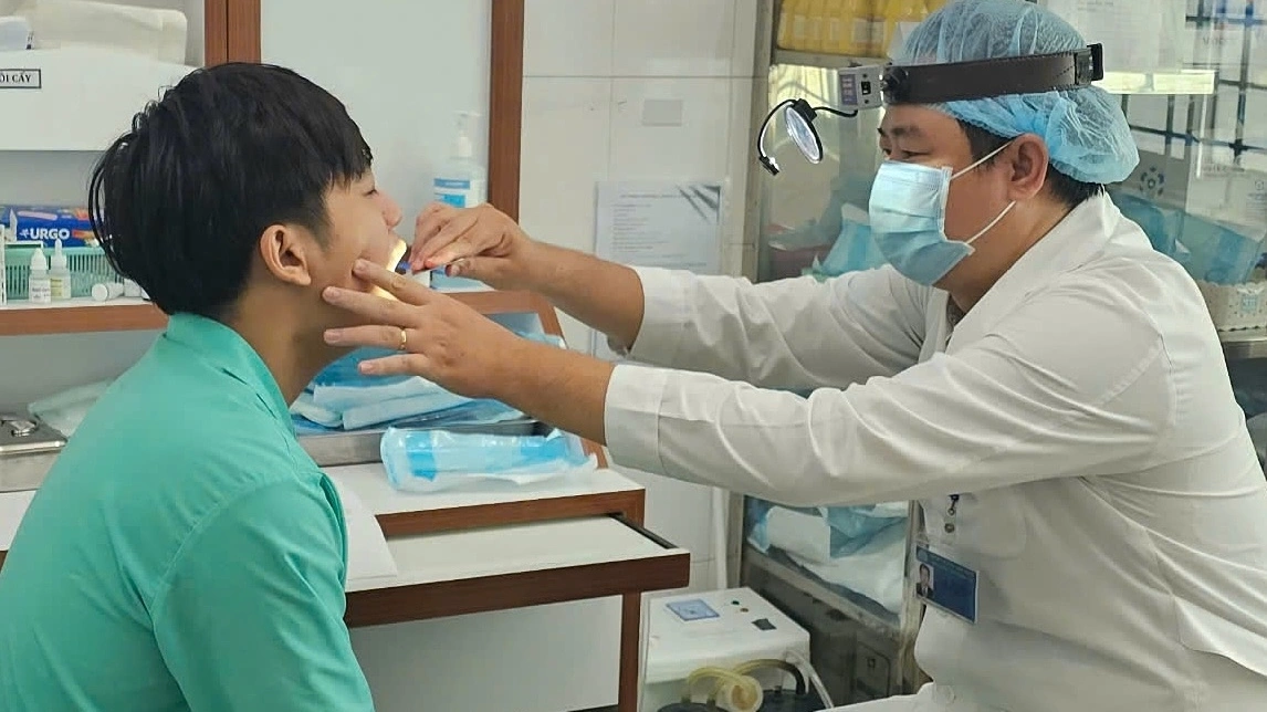 Bỏng họng do nuốt thức ăn quá nóng