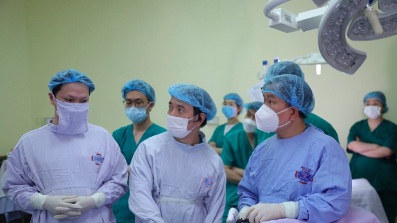 Kỹ thuật 'mổ hai mục tiêu' giúp bệnh nhân ung thư vú phục hồi hình thể