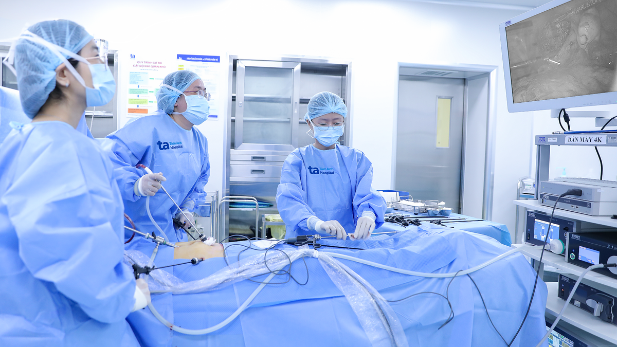 Thai phụ bị xoắn buồng trứng hoại tử