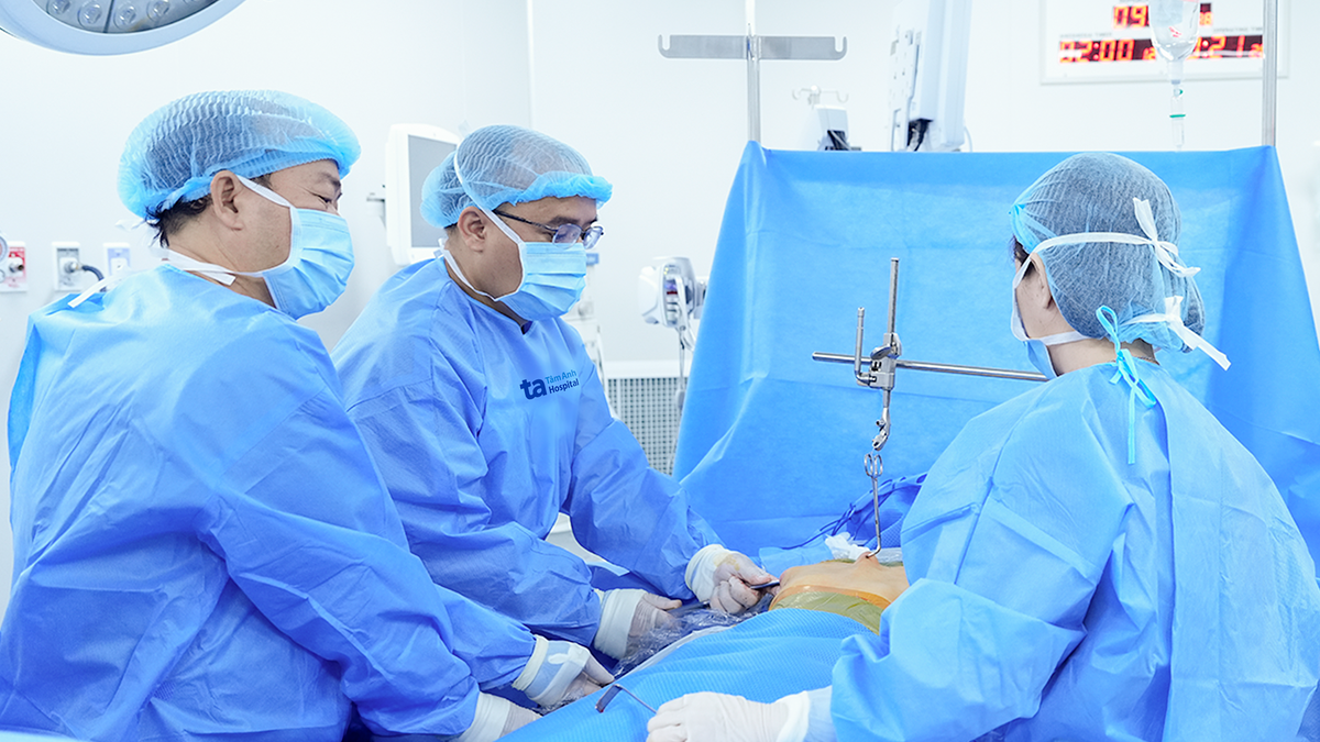 Đặt thanh nâng sửa ngực lõm cho thiếu niên