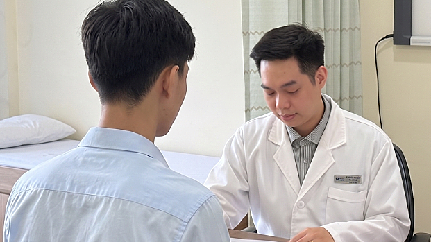 Tràn khí màng phổi ở tuổi 18 không rõ nguyên nhân