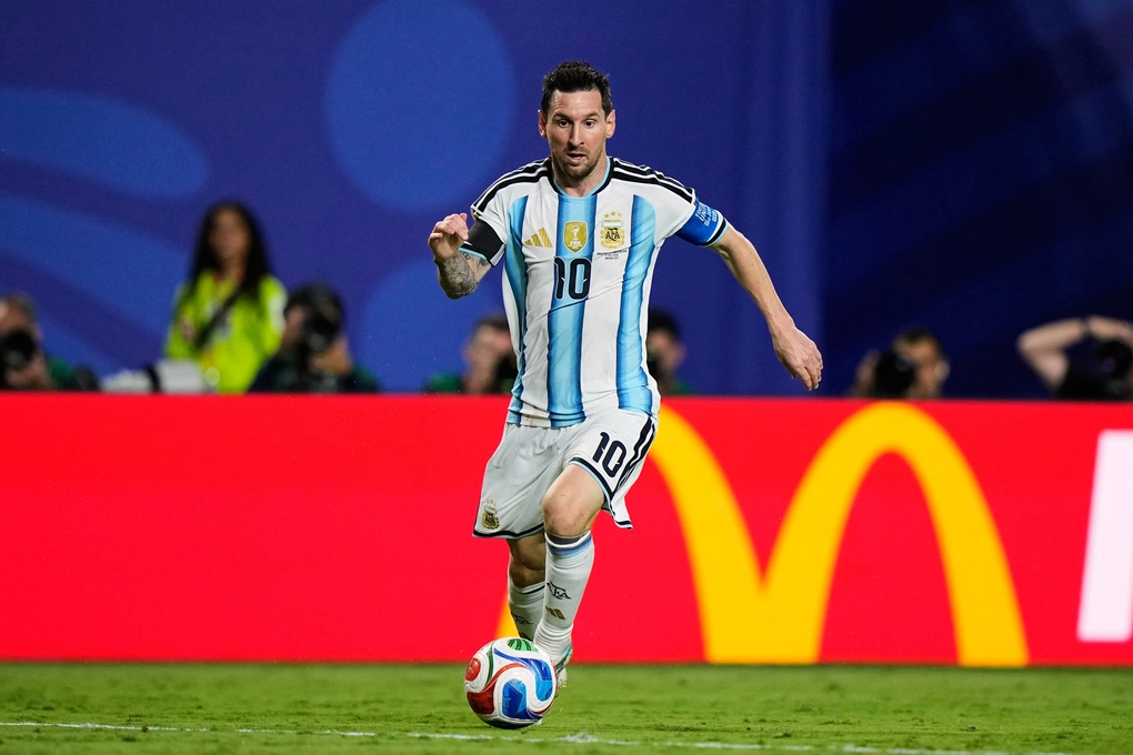 "Cầu thủ duy nhất có thể khiến Messi tắt điện"- Cựu HLV tuyển Anh mách nước đội nhà 2 Bí mật giúp Messi 'thắng quy luật lão hóa' - Báo VnExpress Sức khỏe