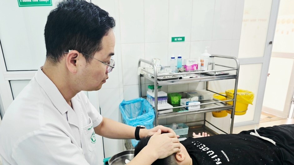 Suýt hỏng khuôn mặt con vì thói quen cạo gió khi trẻ méo miệng