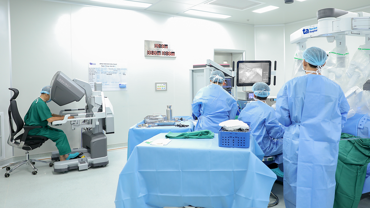 Hàng chục khối u xâm lấn bàng quang người đàn ông