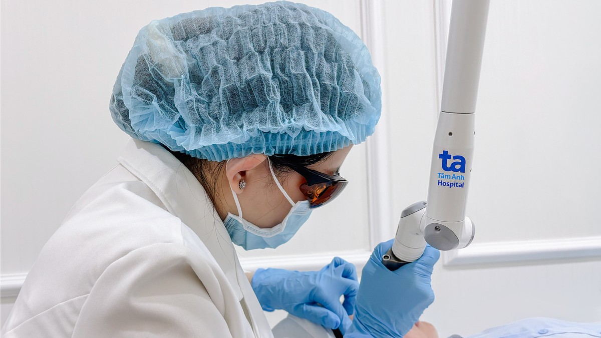 Dùng laser xóa xăm chân mày
