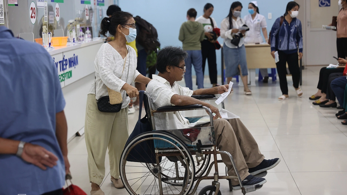 Gỡ 'nút thắt' BHYT để người yếu thế không phải đến bệnh viện