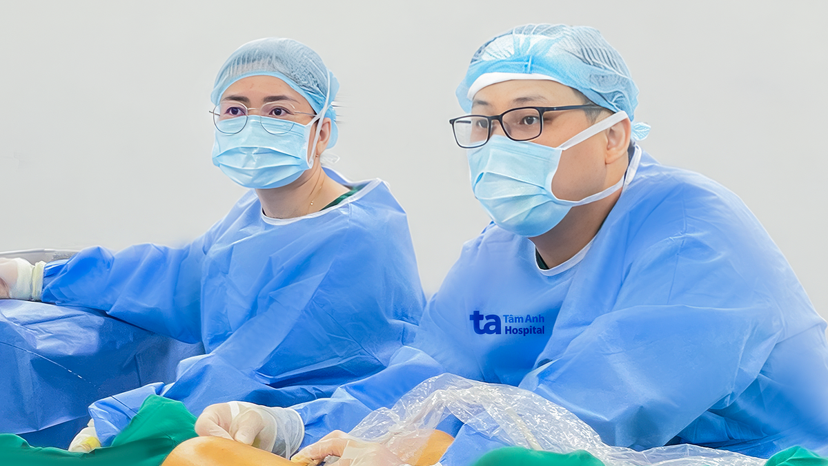 Búi tĩnh mạch ngoằn ngoèo ở chân người đàn ông
