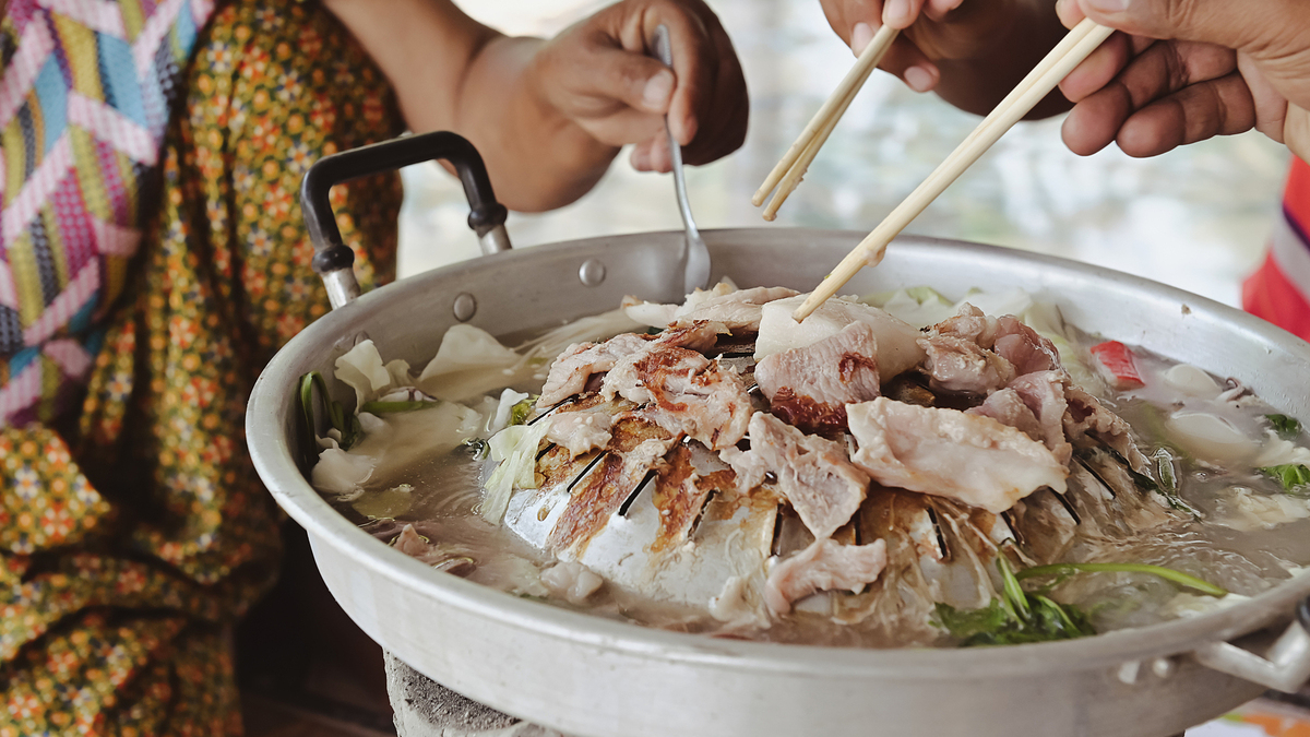 Ăn chung với người bị nhiễm viêm gan B có lây không?