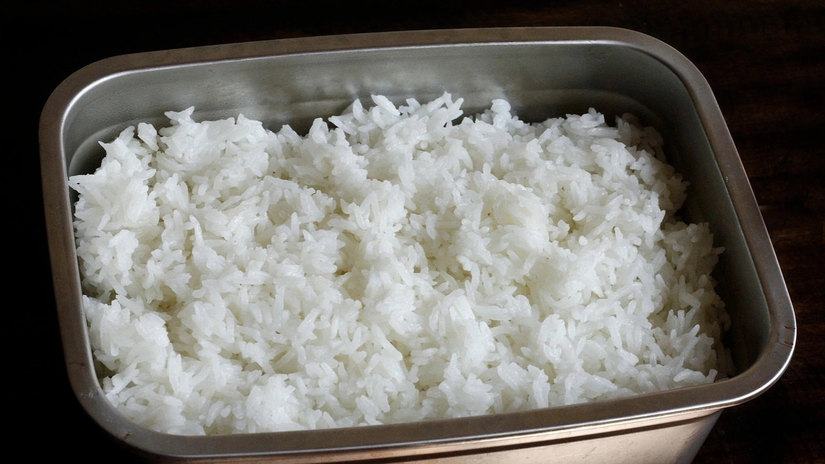 Bữa sáng ăn cơm nóng có gây 'nặng bụng'?
