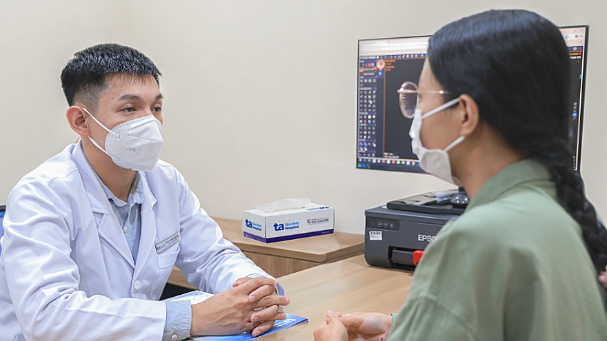 Vì sao trẻ dễ viêm tai giữa vào mùa mưa?