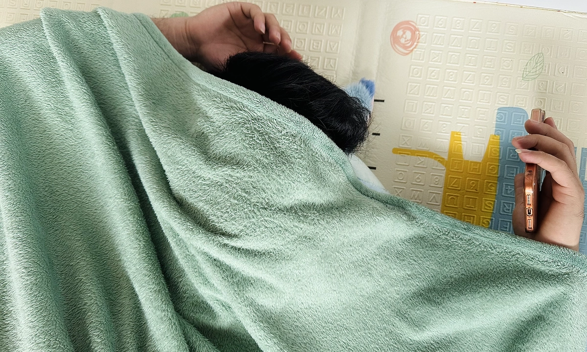 Có nên trùm chăn kín đầu khi ngủ?