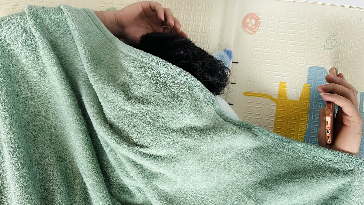 Có nên trùm chăn kín đầu khi ngủ?