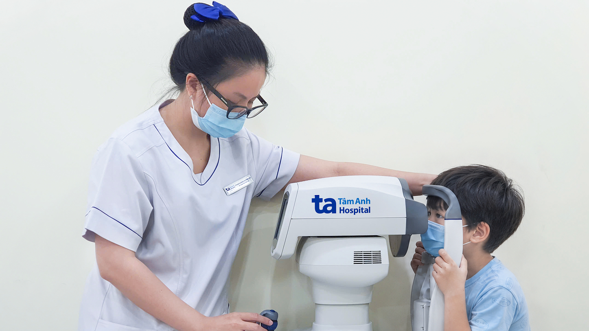 Bé 7 tuổi bị viễn thị