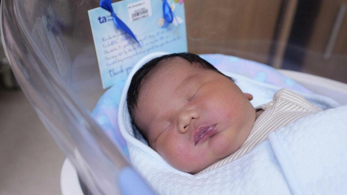 Bé trai chào đời nặng 5,3 kg