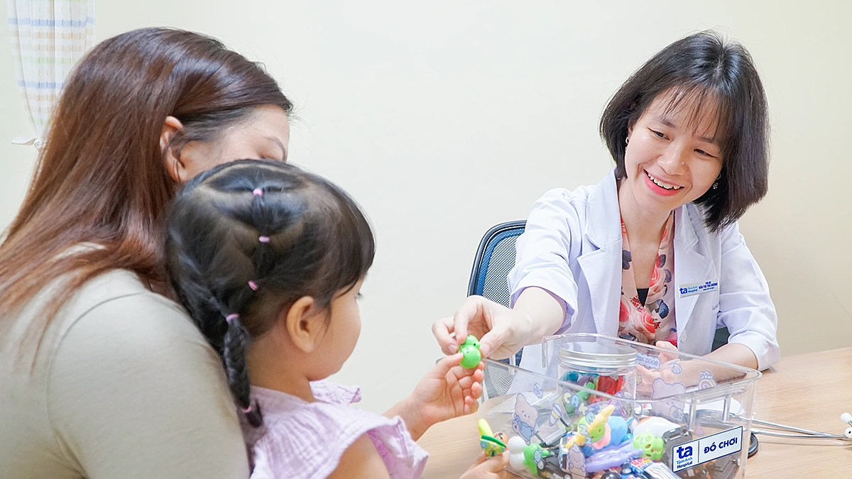 Hai lần sửa dị tật tim cho bé gái
