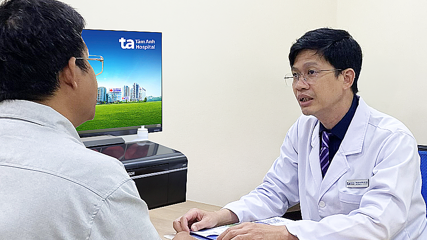 U mỡ nặng 2 kg trên lưng người đàn ông