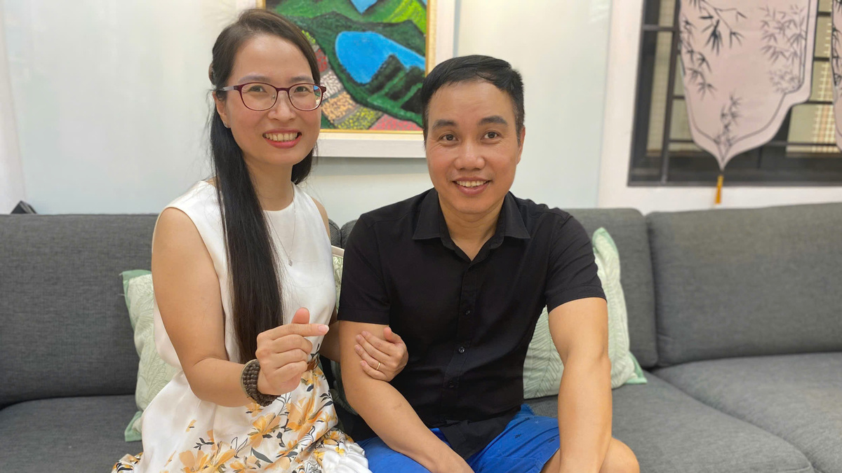 Người vợ dạy chồng đột quỵ tập đi, tập nói lại từ đầu