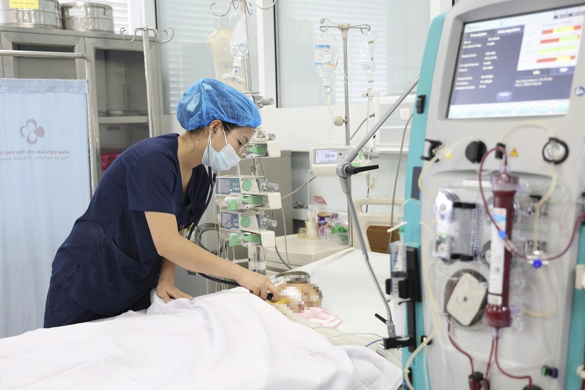 Bé trai 15 tháng tuổi bị ong vò vẽ đốt 60 nốt