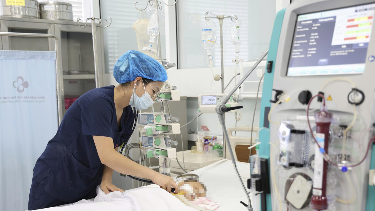 Bé trai 15 tháng tuổi bị ong vò vẽ đốt 60 nốt