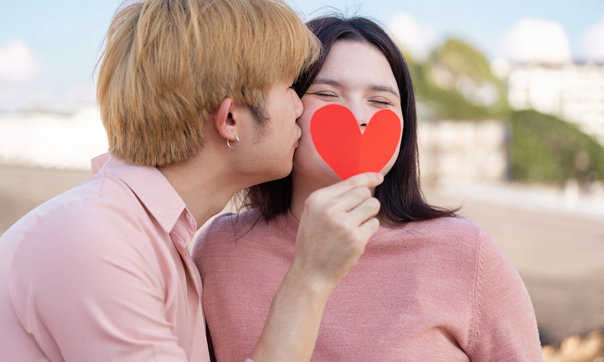Hôn môi có thể lây não mô cầu không?