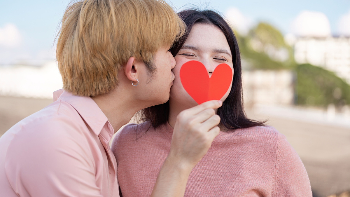 Hôn môi có thể lây não mô cầu không?