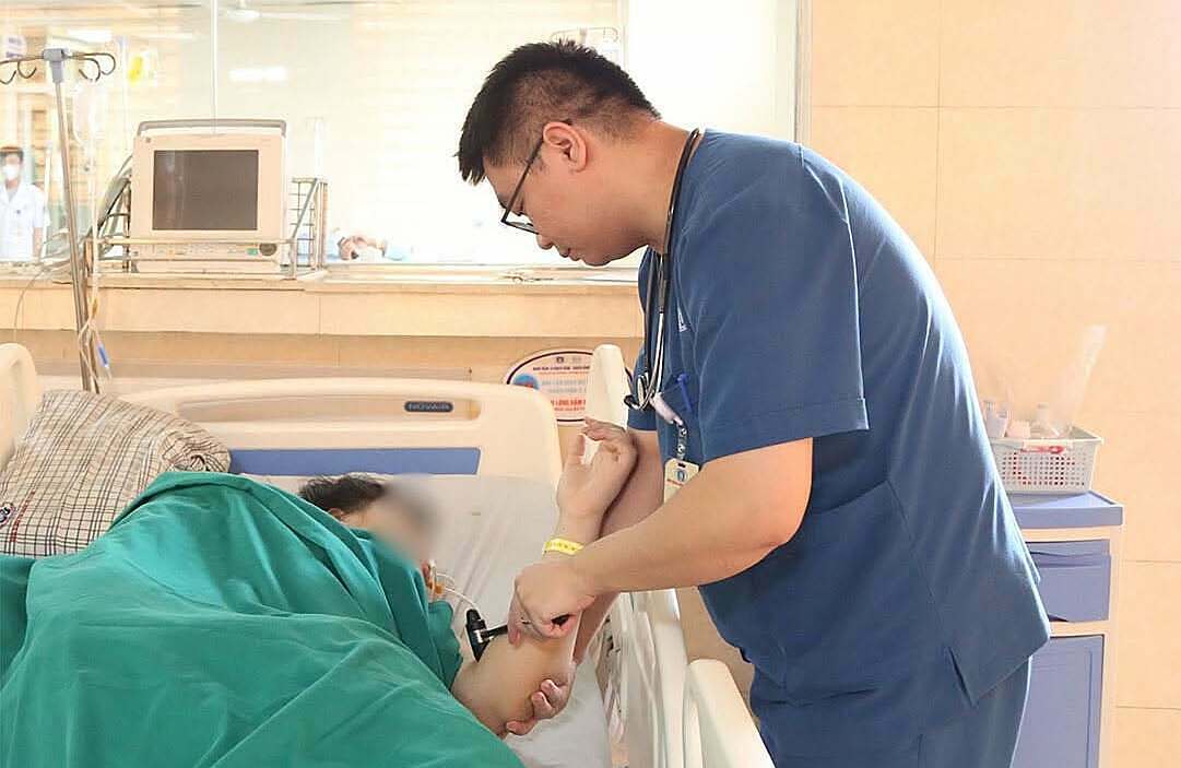 Thiếu niên 15 tuổi đột quỵ não trong nhà vệ sinh