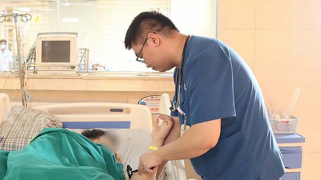 Thiếu niên 15 tuổi đột quỵ não trong nhà vệ sinh