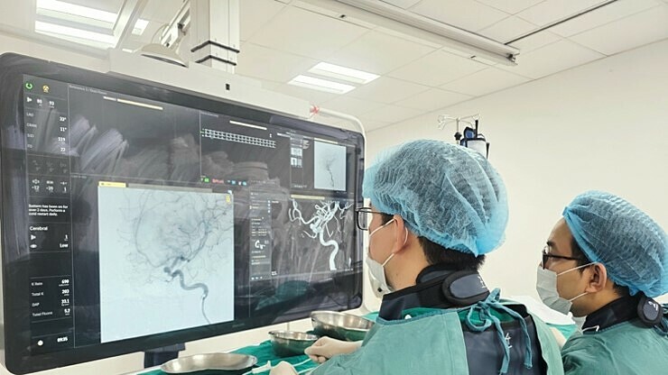 Bác sĩ hóa giải 'quả bom nổ chậm' trong não người phụ nữ