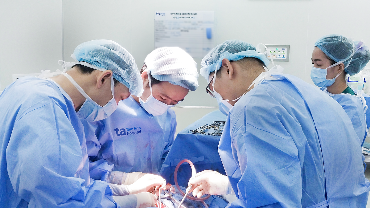 Khối nang chèn ép mạch máu vùng kín người đàn ông
