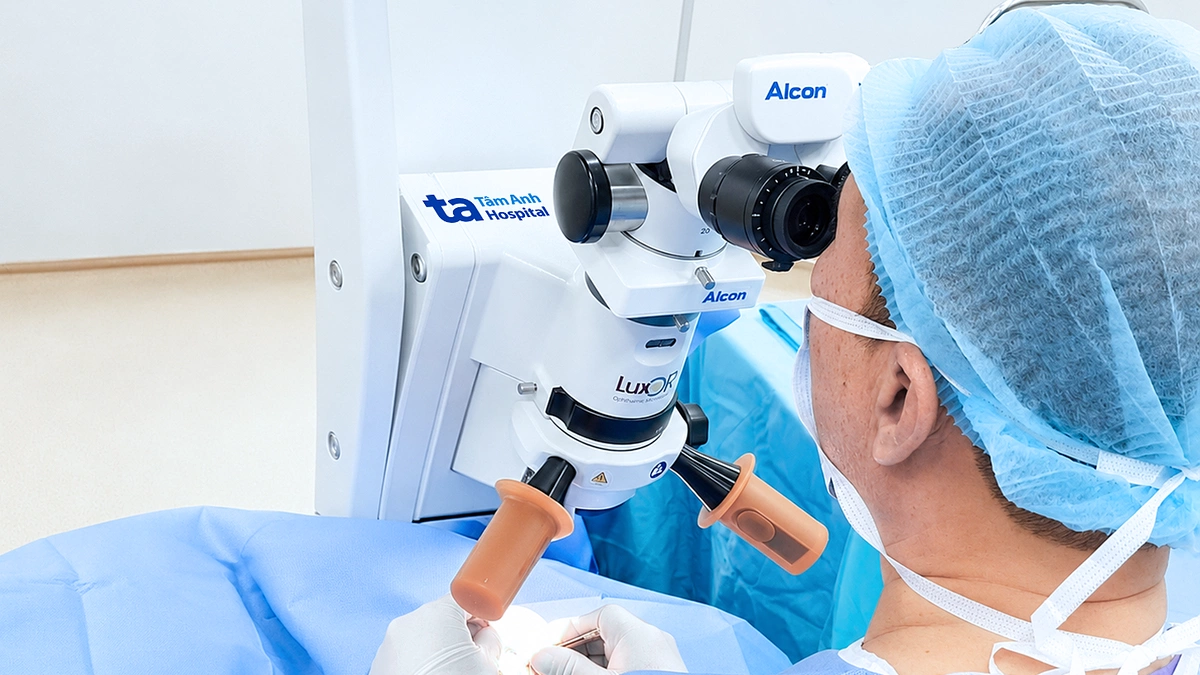 Phẫu thuật chữa lác mắt bẩm sinh cho thiếu niên