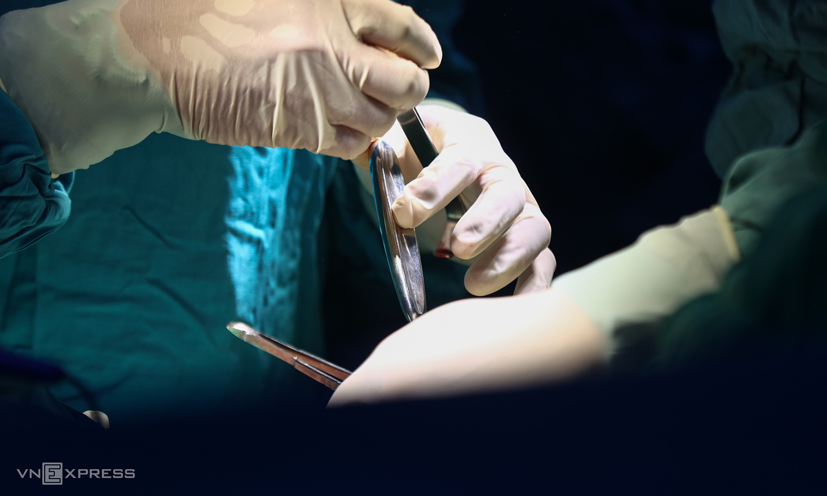 Mảnh vỡ bát cơm đâm vào cổ bé gái 5 tuổi