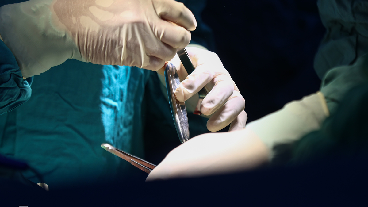 Mảnh vỡ bát cơm đâm vào cổ bé gái 5 tuổi