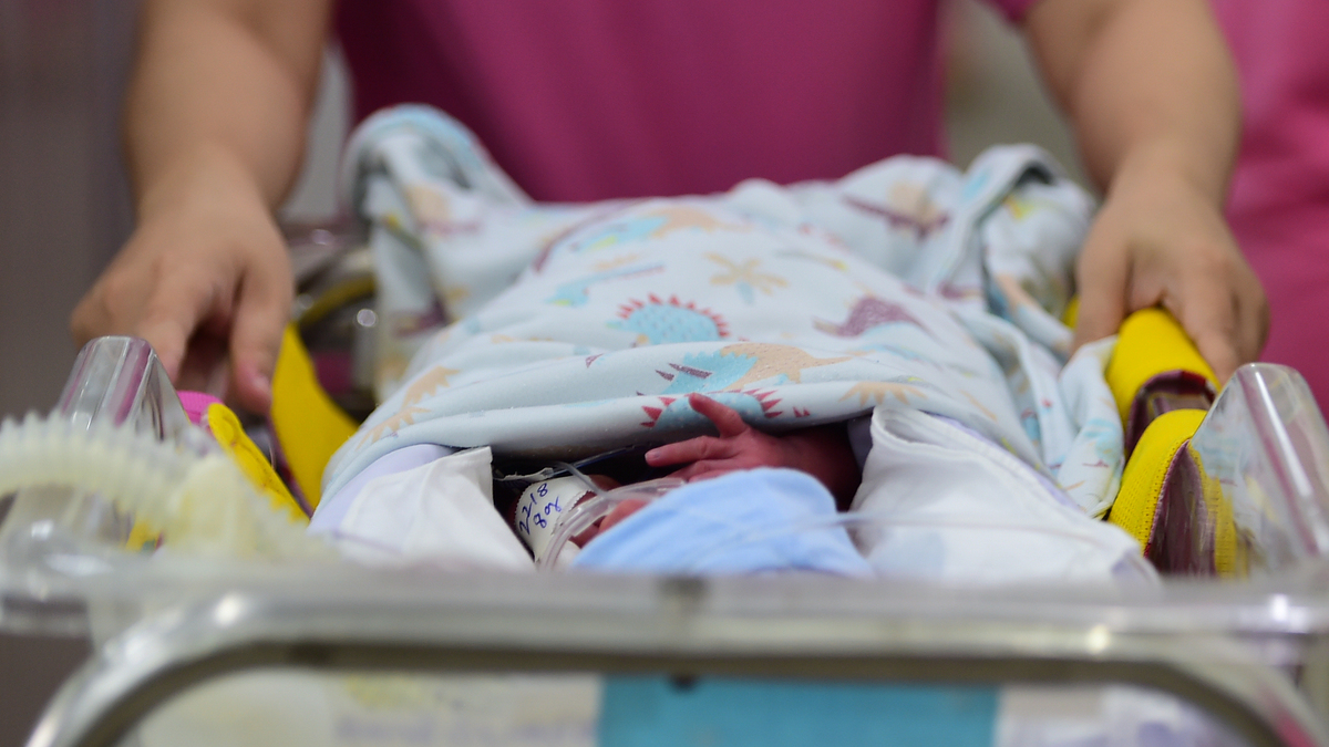 Thưởng tiền khuyến sinh và bài toán người trẻ ngại đẻ
