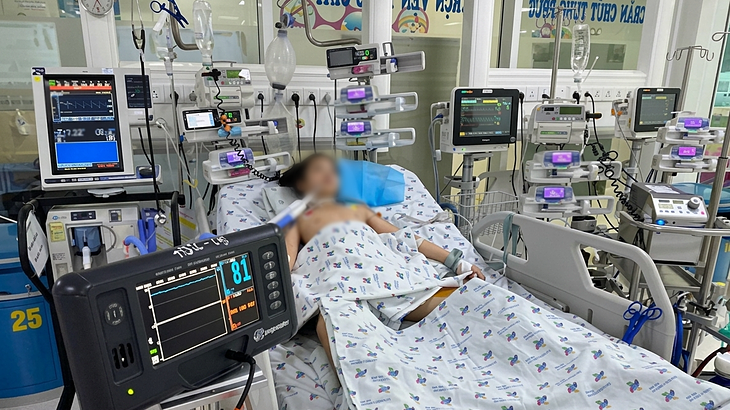 Bé gái sốc nhiễm trùng, viêm phổi do phế cầu