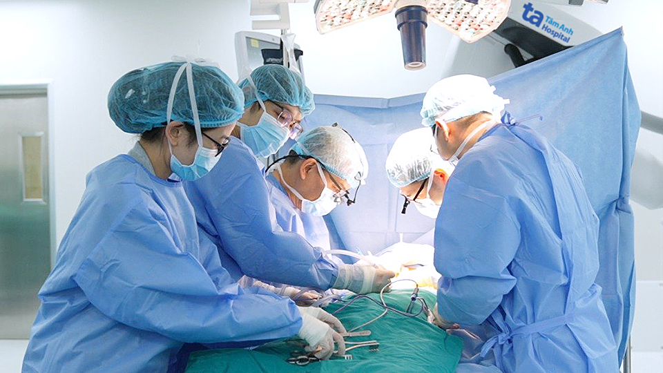 Can thiệp hai túi phình động mạch cho người đàn ông