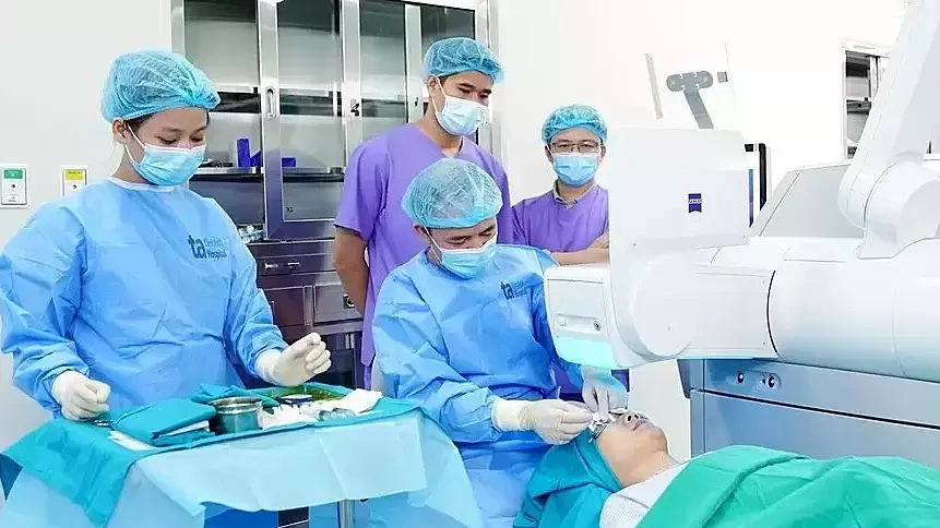 Vì sao không nên dụi mắt sau phẫu thuật xóa cận?