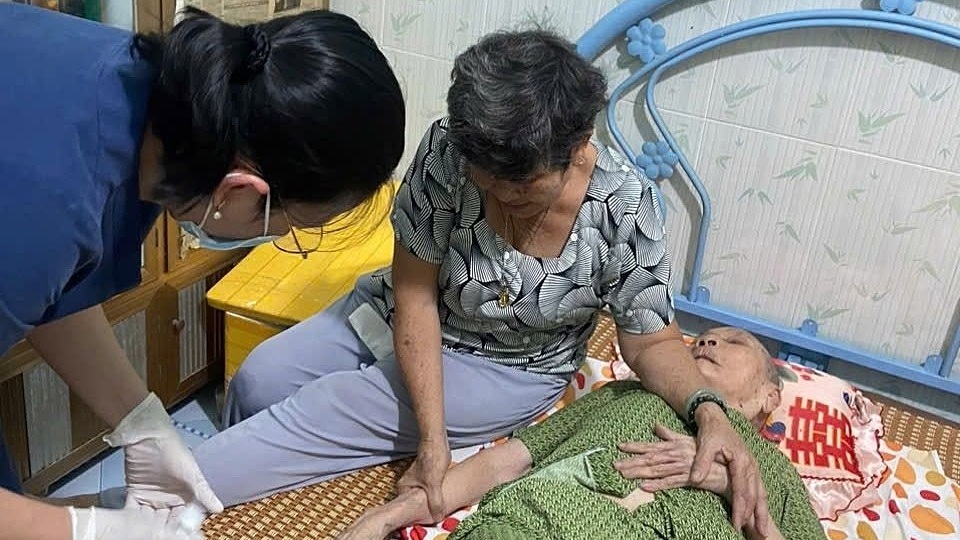 Hơn 1.000 người dân TP HCM được khám sức khỏe định kỳ miễn phí tại nhà