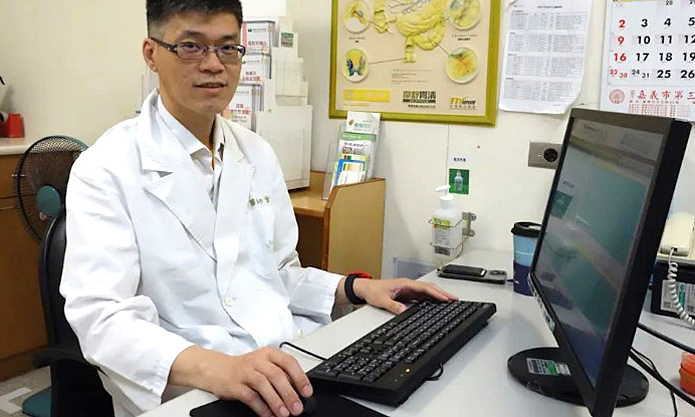 Bác sĩ bơm nước ngọt vào dạ dày chữa bệnh cho cụ ông 86 tuổi