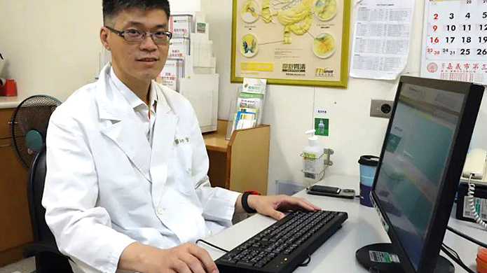 Bác sĩ bơm nước ngọt vào dạ dày chữa bệnh cho cụ ông 86 tuổi