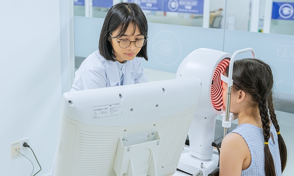Hệ lụy kép khi trẻ bị lé mắt