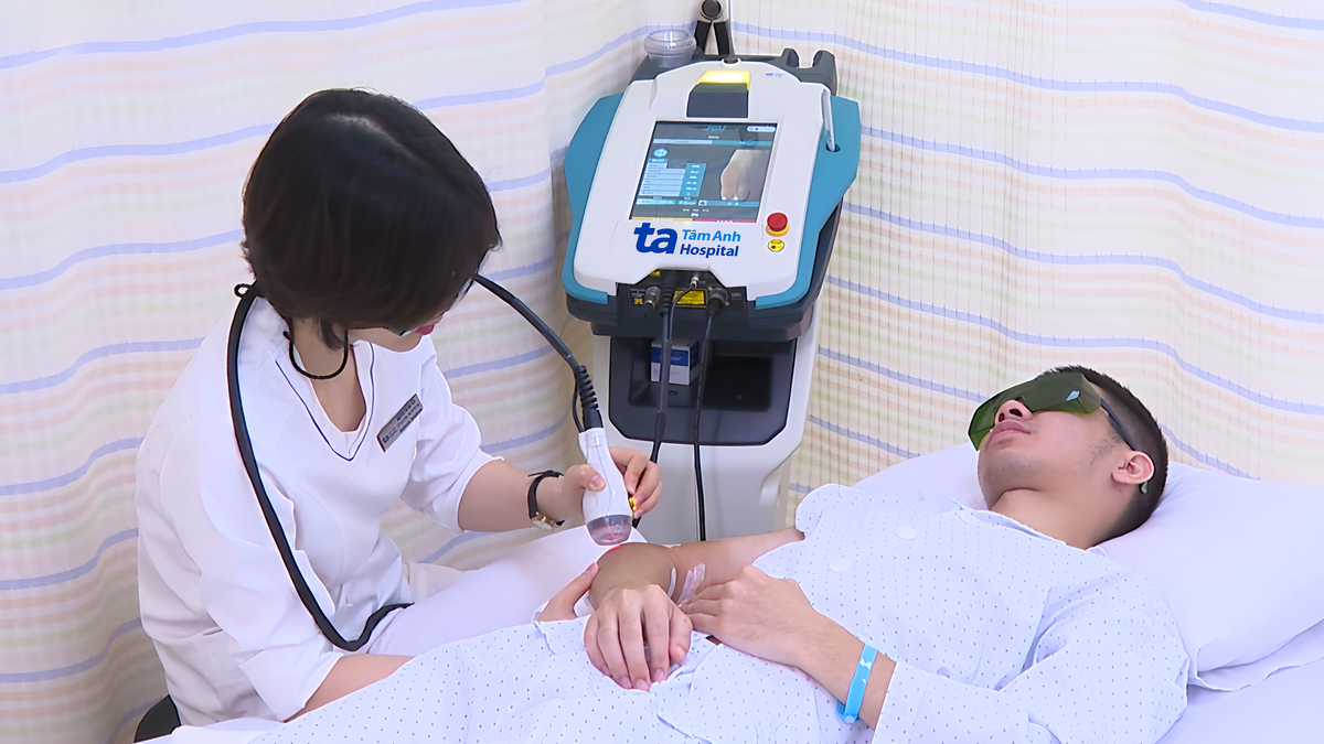 Phẫu thuật chỉnh sửa khuỷu tay 16 năm bị vẹo