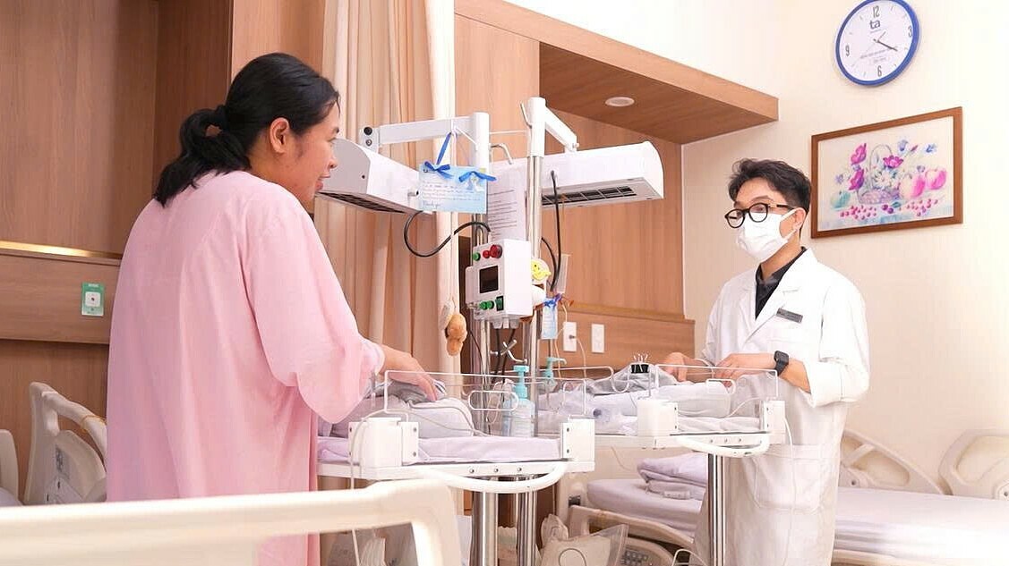 Nỗ lực giữ song thai mắc hội chứng truyền máu đến khi chào đời an toàn