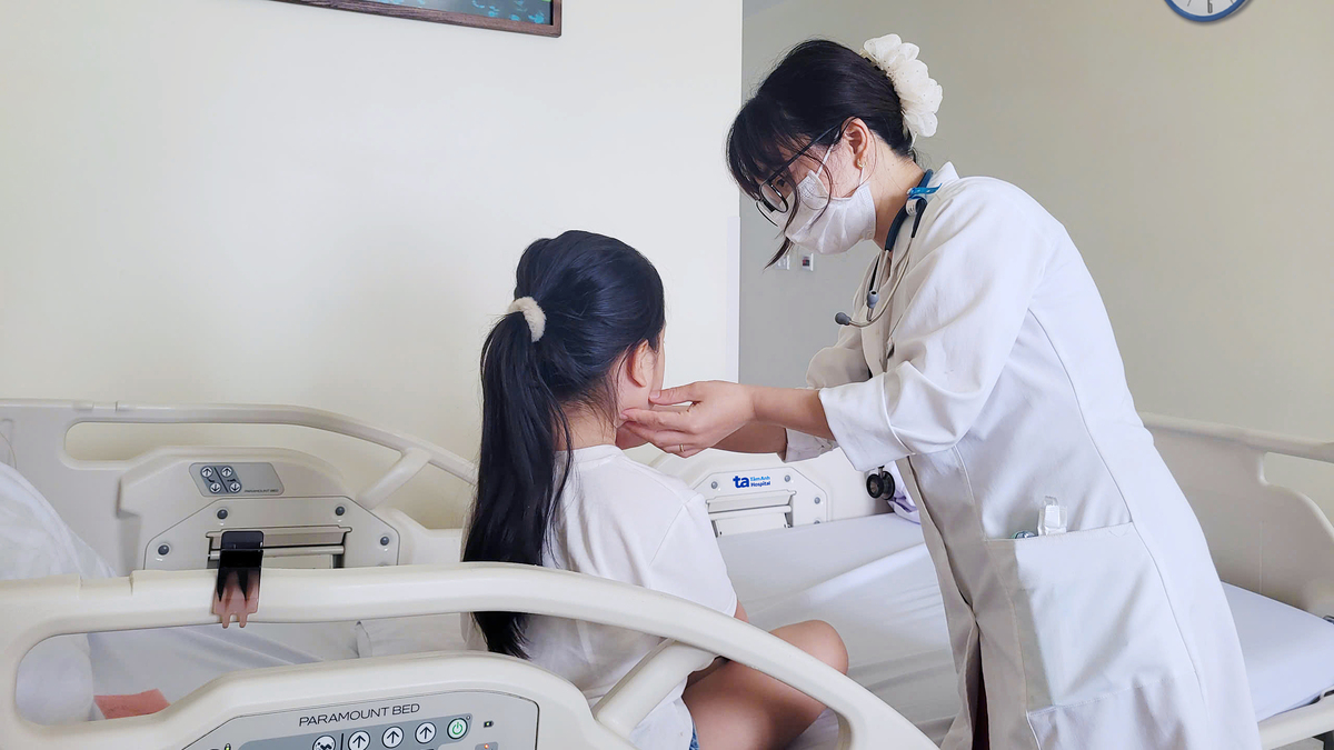 Bé gái 7 tuổi lây quai bị từ bố